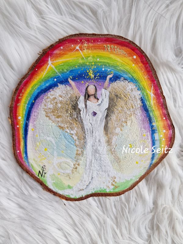Regenbogenengel auf Baumscheibe gemalt * 16 x 16 cm